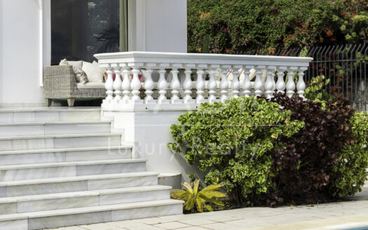 Chalet estilo británico en Ciudad Jardín con amplia piscina y jardines