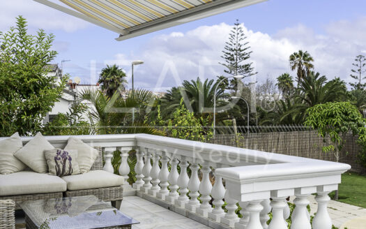 Chalet estilo británico en Ciudad Jardín con amplia piscina y jardines
