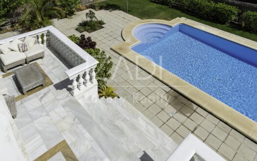 Chalet estilo británico en Ciudad Jardín con amplia piscina y jardines