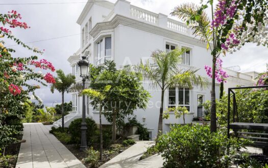 Chalet estilo británico en Ciudad Jardín con amplia piscina y jardines