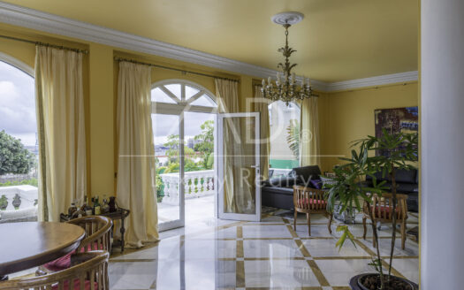 Chalet estilo británico en Ciudad Jardín con amplia piscina y jardines