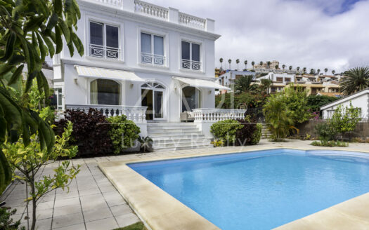 Chalet estilo británico en Ciudad Jardín con amplia piscina y jardines