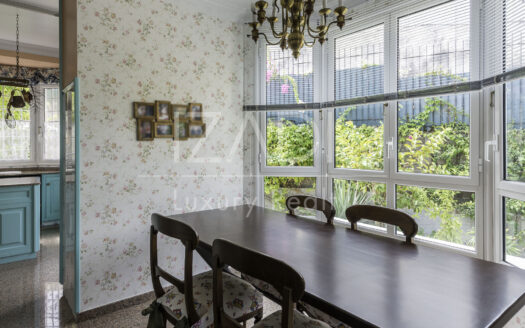 Chalet estilo británico en Ciudad Jardín con amplia piscina y jardines