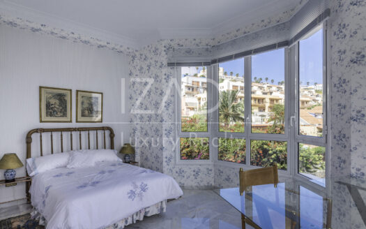 Chalet estilo británico en Ciudad Jardín con amplia piscina y jardines