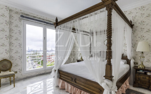 Chalet estilo británico en Ciudad Jardín con amplia piscina y jardines