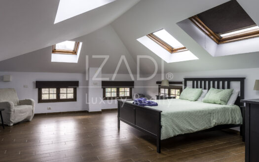 Chalet in Tacoronte with Panoramic Views and Rustic Plot