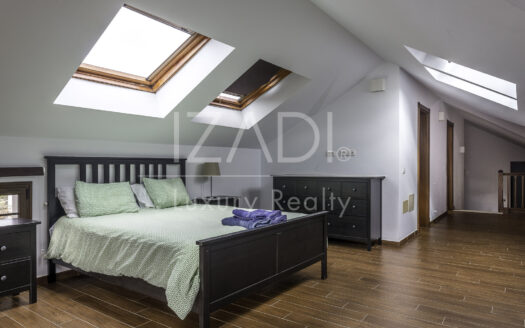 Chalet in Tacoronte with Panoramic Views and Rustic Plot