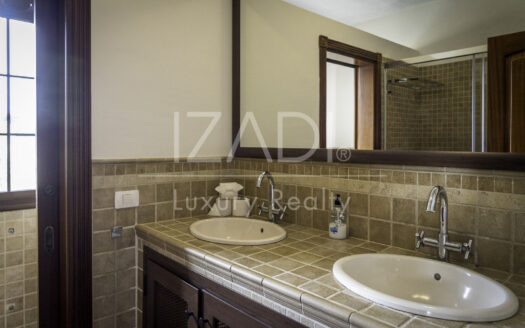 Chalet in Tacoronte with Panoramic Views and Rustic Plot