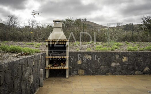 Chalet in Tacoronte with Panoramic Views and Rustic Plot