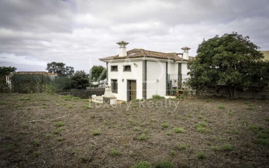 Chalet in Tacoronte with Panoramic Views and Rustic Plot