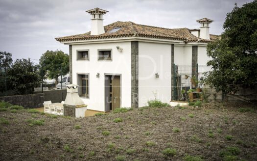 Chalet in Tacoronte with Panoramic Views and Rustic Plot