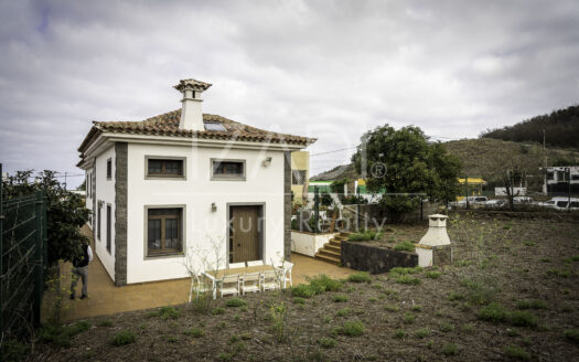 Chalet in Tacoronte with Panoramic Views and Rustic Plot