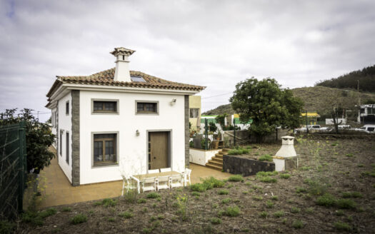 Chalet in Tacoronte with Panoramic Views and Rustic Plot