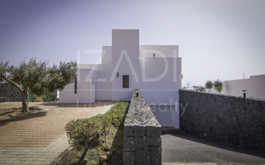 Villa with Large Garden and Pool Overlooking the Sea in Mácher, Lanzarote
