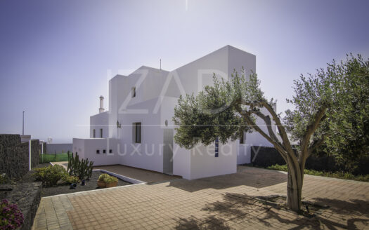 Villa with Large Garden and Pool Overlooking the Sea in Mácher, Lanzarote