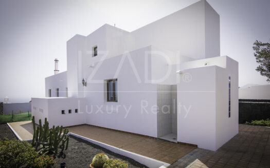 Villa with Large Garden and Pool Overlooking the Sea in Mácher, Lanzarote