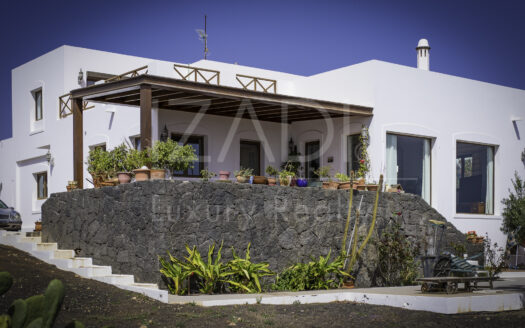 Villa with Large Garden and Pool Overlooking the Sea in Mácher, Lanzarote