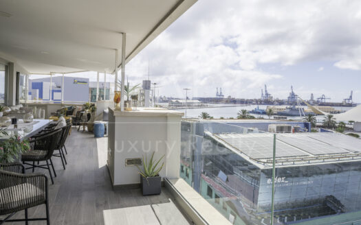 Ático de lujo con terraza y vistas panorámicas a los muelles y el mar en Parque Santa Catalina