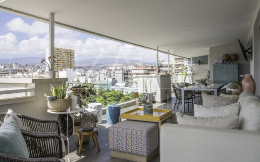 Ático de lujo con terraza y vistas panorámicas a los muelles y el mar en Parque Santa Catalina