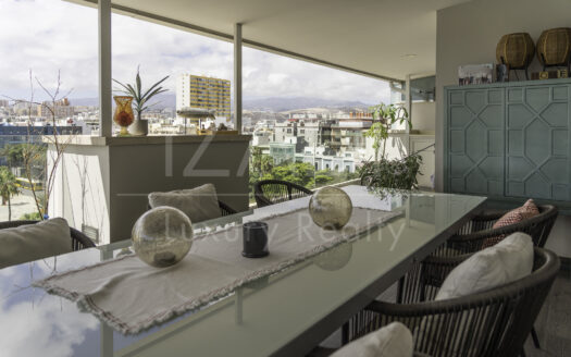 Ático de lujo con terraza y vistas panorámicas a los muelles y el mar en Parque Santa Catalina