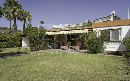 Bungalow con carácter y gran terraza y jardín en Rocas Rojas, San Agustín